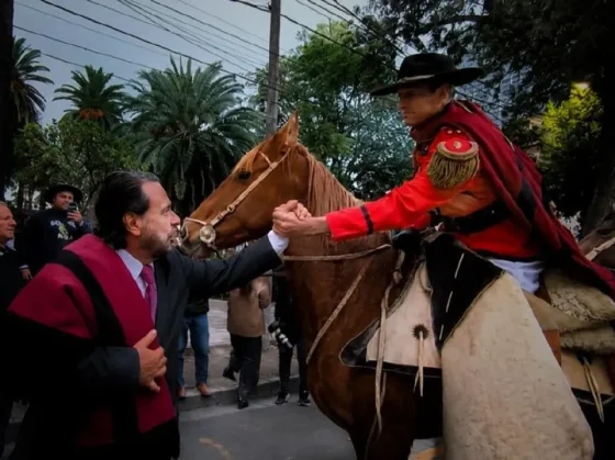 Salta recordó a Güemes y ya marcha la tradicional cabalgata gaucha