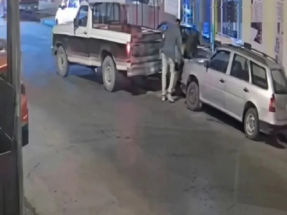 Inédito robo: se llevan un auto a plena madrugada con una camioneta