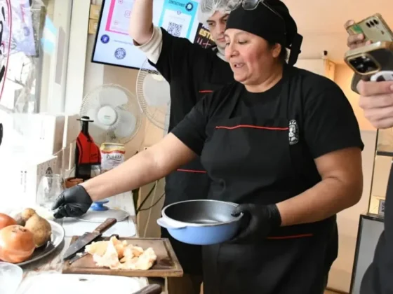 «Doña Cruz» se consagró como la ganadora del concurso de la empanada en la Ciudad
