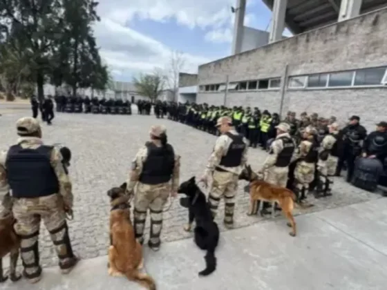 Cobertura de seguridad por el partido entre Centro Juventud Antoniana y Club Atlético Sarmiento de la Banda