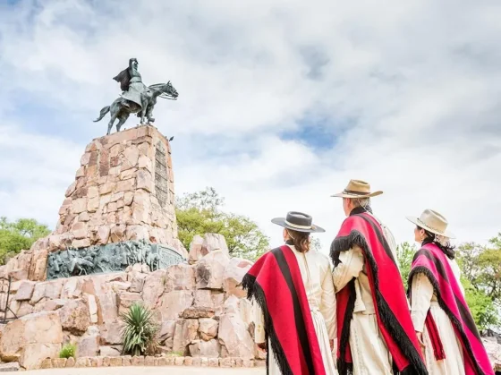 Delegaciones de todo el país llegan a Salta para el homenaje a Güemes