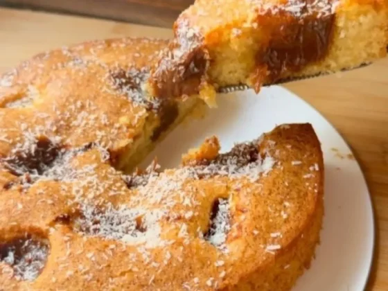 Delicia total: Torta de coco y dulce de leche que se hace sin balanza y ya sale rellena del horno