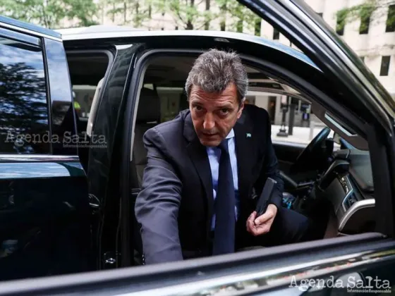 El ministro de Economía de Argentina, Sergio Massa, se marcha tras asistir a una reunión con la presidenta y directora gerente del Fondo Monetario Internacional (FMI), Kristalina Georgieva.