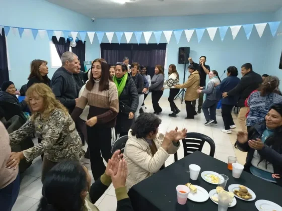 Los abuelos de la zona oeste disfrutaron de un encuentro de música y recuerdos