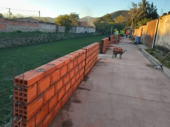 El municipio construye una baranda de seguridad en el canal Tinkunaku