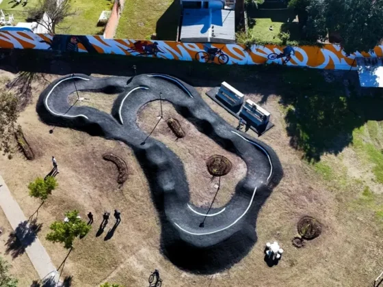 Jóvenes del Grand Bourg ya disfrutan de la nueva pista de saltos en bicicletas