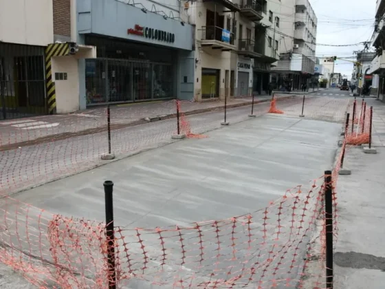 El municipio renueva calzada en la calle Ituzaingó al 60