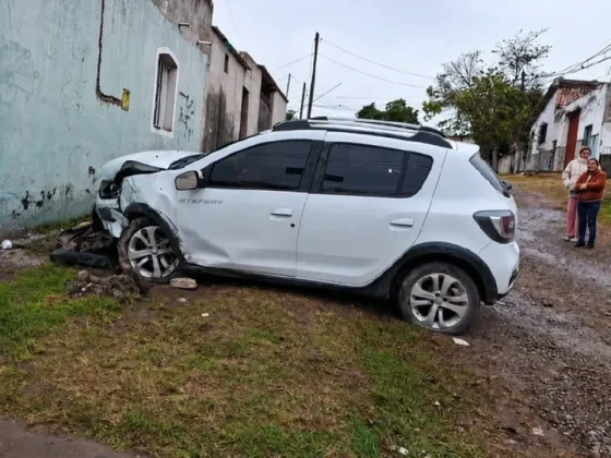 Impactante siniestro vial: una mujer se descompensó y terminó contra una vivienda
