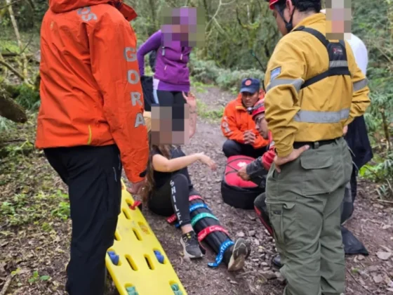 Rescataron a una mujer lesionada mientras descendía del cerro Elefante en San Lorenzo