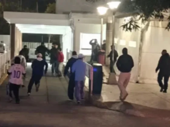 Violenta pelea frente al hospital San Bernardo: grupos de jóvenes se enfrentaron con piedras y palos en plena guardia