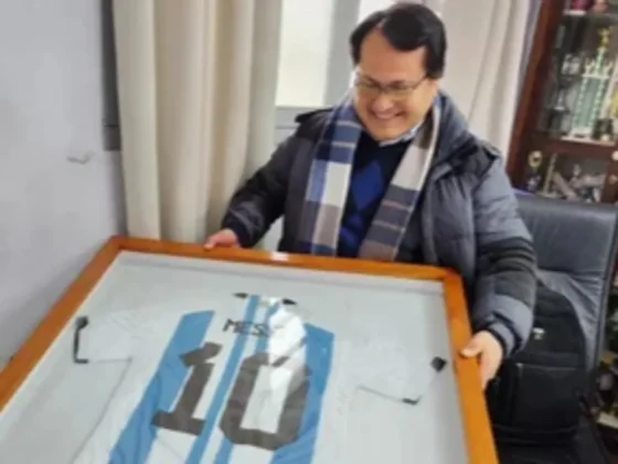Un vecino de Güemes ganó una camiseta autografiada por Lionel Messi y ayudará a mejorar el laboratorio de un colegio