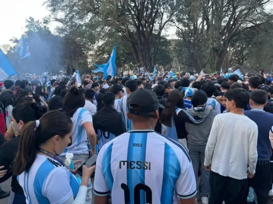 La plaza 9 de Julio se tiñó de celeste y blanco por la Selección