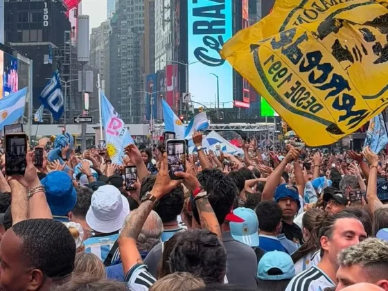 Argentina copó Times Square con un banderazo histórico antes de la final del Mundial