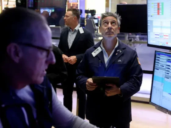 El riesgo país baja tras la mejora de la calificación de deuda: qué pasa con las acciones y el dólar