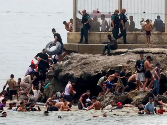 España refuerza la frontera de Ceuta con militares ante la llegada masiva de migrantes