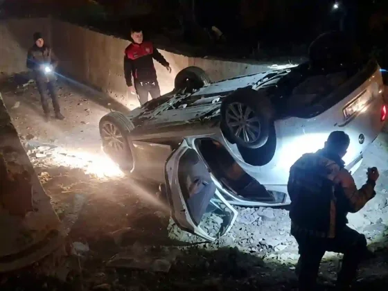 Se salvó de milagro: Conductor ileso tras vuelco de su auto en una zanja