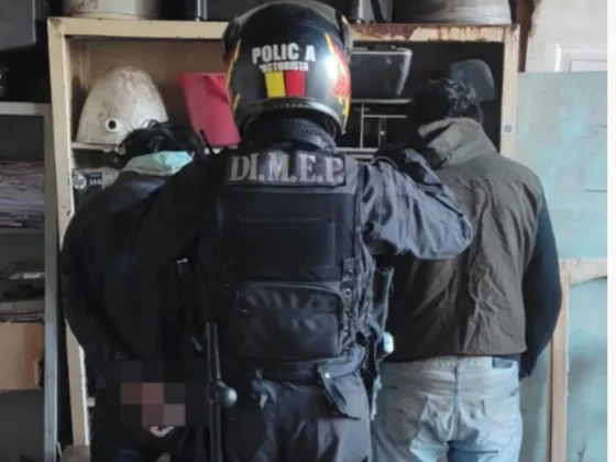 Dos detenidos en Villa 20 de Junio: llevaban tarjetas y documentos que habían sido denunciados como robados