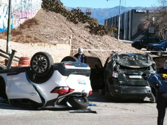 Dos autos cayeron de un puente: una persona murió, dos chicos tuvieron que ser rescatados y hubo otros tres heridos