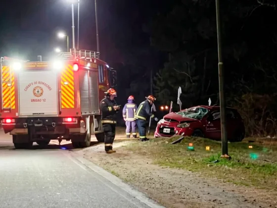 Volcaron en la ruta a Lesser y el auto sufrió un principio de incendio: tres personas se salvaron de milagro