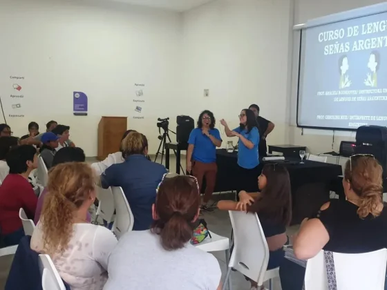 Continúan las capacitaciones en Lengua de Señas en los barrios