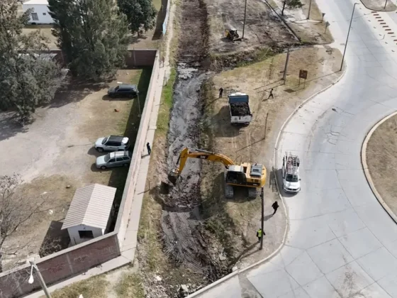 Acondicionan el canal Urkupiña para prevenir anegamientos en zona sudeste