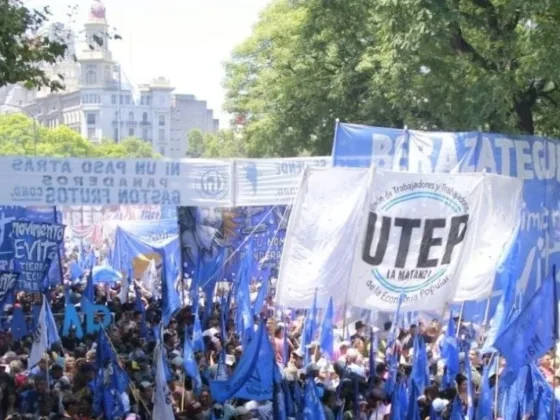 CGT y movimientos sociales marchan contra el endeudamiento familiar