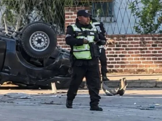 Choque y vuelco de una camioneta de Infantería en barrio Ceferino: hubo heridos