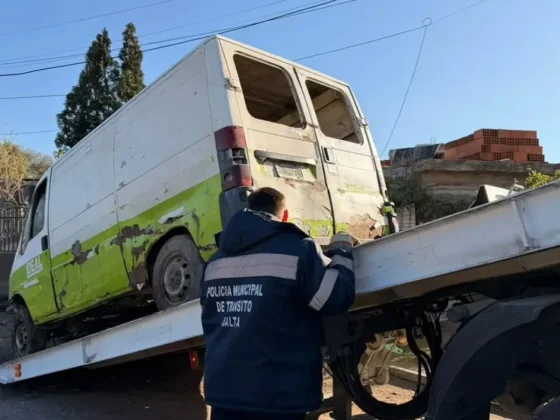 Tras reiterados reclamos, retiraron una camioneta abandonada en 20 de Junio