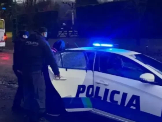 Un hombre golpeó a una mujer y amenazó con un arma blanca a un taxista que intentó defenderla