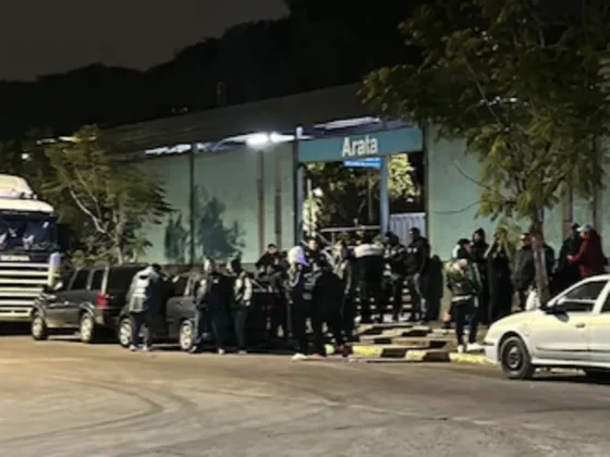 Bloqueo y amenazas contra una empresa de logística: “Si salen las camionetas, las prendemos fuego”