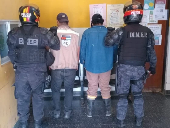 Demoraron a dos hombres que llevaban dos escopetas y un revólver sin documentación