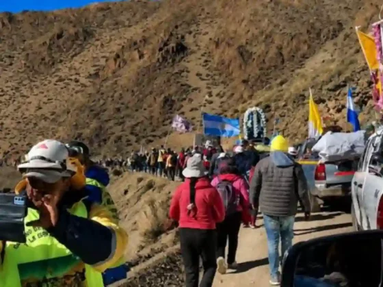 Los peregrinos de la Puna ya caminan hacia Salta para cumplir con su promesa al Señor y la Virgen del Milagro