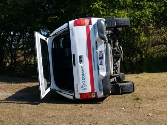 Fuerte vuelco en la subida de Grand Bourg: una camioneta terminó dada vuelta sobre la calzada