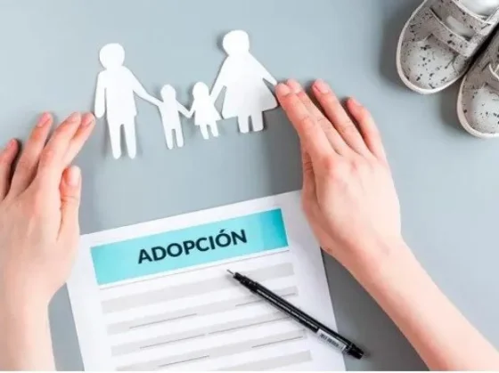 Adopción en Argentina: cada vez hay menos familias y más chicos que esperan