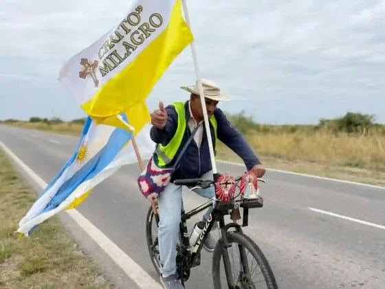 Tiene 74 años y pedalea 270 kilómetros para llegar al Milagro
