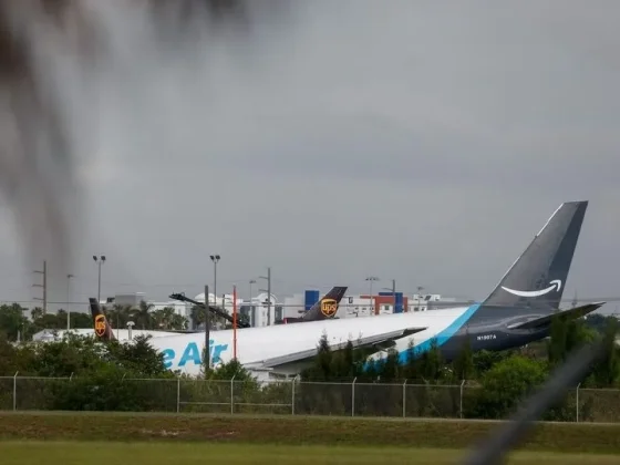 Accidente en Miami: un avión de carga se salió de la pista y hay heridos