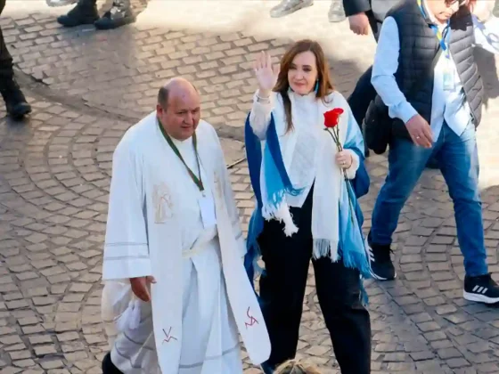Victoria Villarruel participó de la Procesión del Milagro junto a miles de fieles en Salta