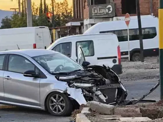 Violento choque en el ingreso a barrio San Carlos: un auto quedó destrozado