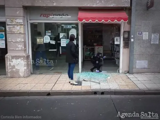 A metros de la Catedral, intentaron robar un local de celulares