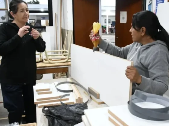 Vecinas se forman en diseño y armado de muebles de melamina