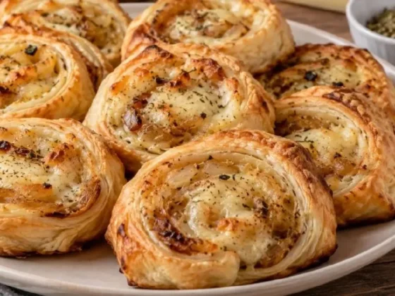 Rolls de queso y cebolla con masa de tarta: una receta fácil e ideal para la picada