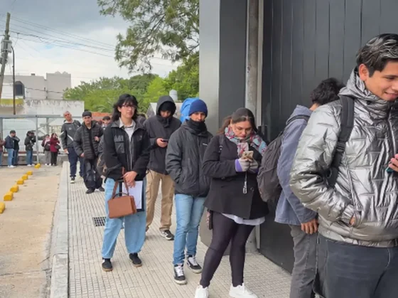 La desesperación por conseguir trabajo quedó expuesta en una fila interminable