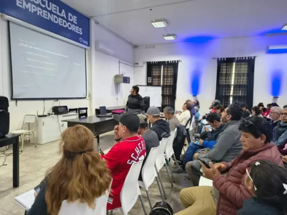 Más herramientas para crecer: vecinos finalizaron el curso de IA desde cero