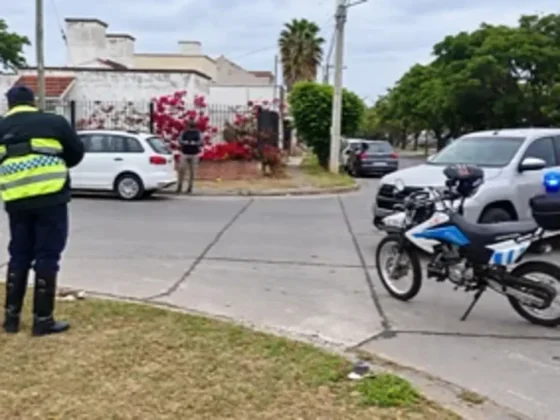 Fuerte choque en El Huaico: una rueda de la camioneta quedó incrustada en la carrocería