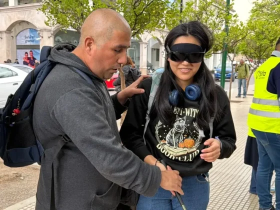En el Día Mundial del Bastón Blanco, se realizó una caminata por las calles de Salta