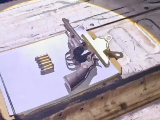Demoraron a un hombre con un revólver y seis cartuchos en una mochila