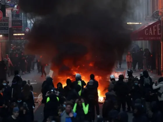 Crece la tensión en Francia: nuevos saqueos y violentos enfrentamientos en París ponen en jaque al gobierno de Macron