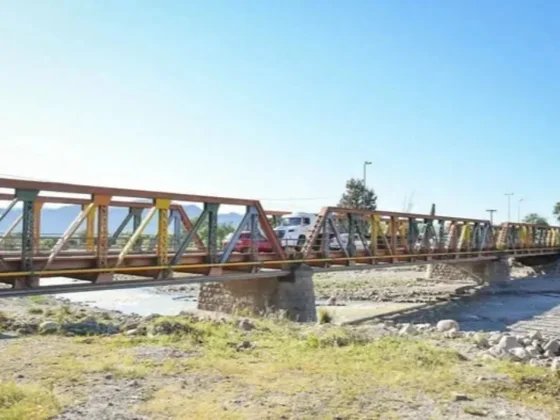 Vaqueros vive un día histórico: comenzó el traslado de su emblemático puente de 112 años