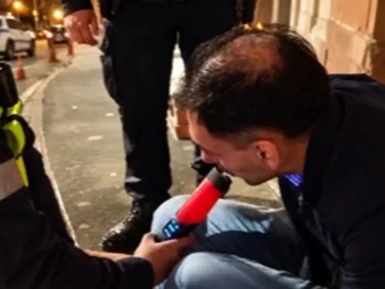Rosario de Lerma: manejaba con 4 gramos de alcohol en sangre, chocó contra un poste y terminó detenido