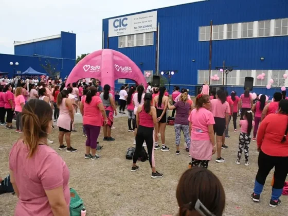Con ritmo y prendas rosas: más de 300 mujeres concientizaron sobre el cáncer de mama